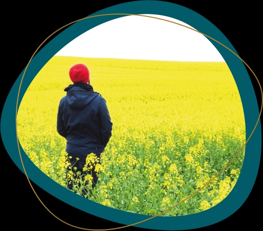 homme dans un champs